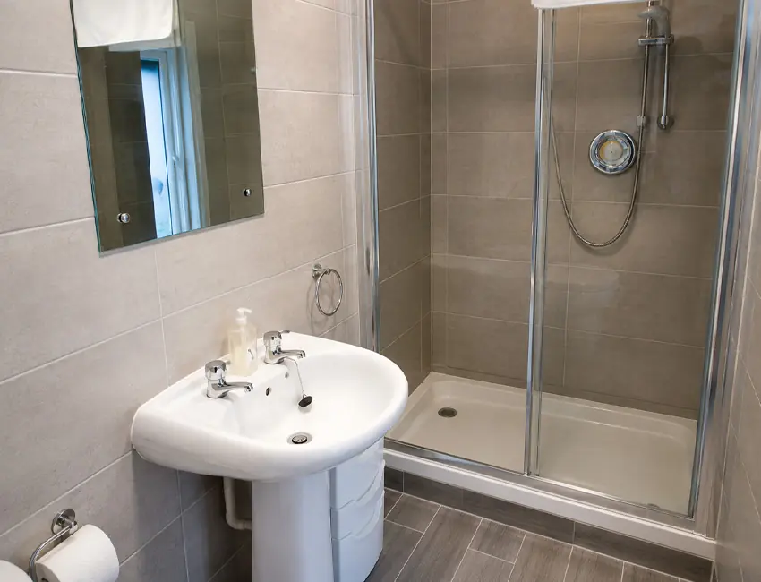Bathroom with walk-in shower at Dolphin House