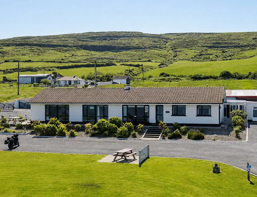Dolphin House exterior and lawn in Fanore