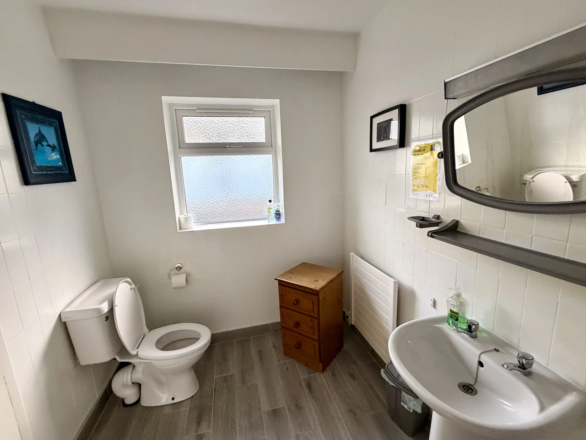 Bathroom with basin, mirror and toilet at Dolphin House