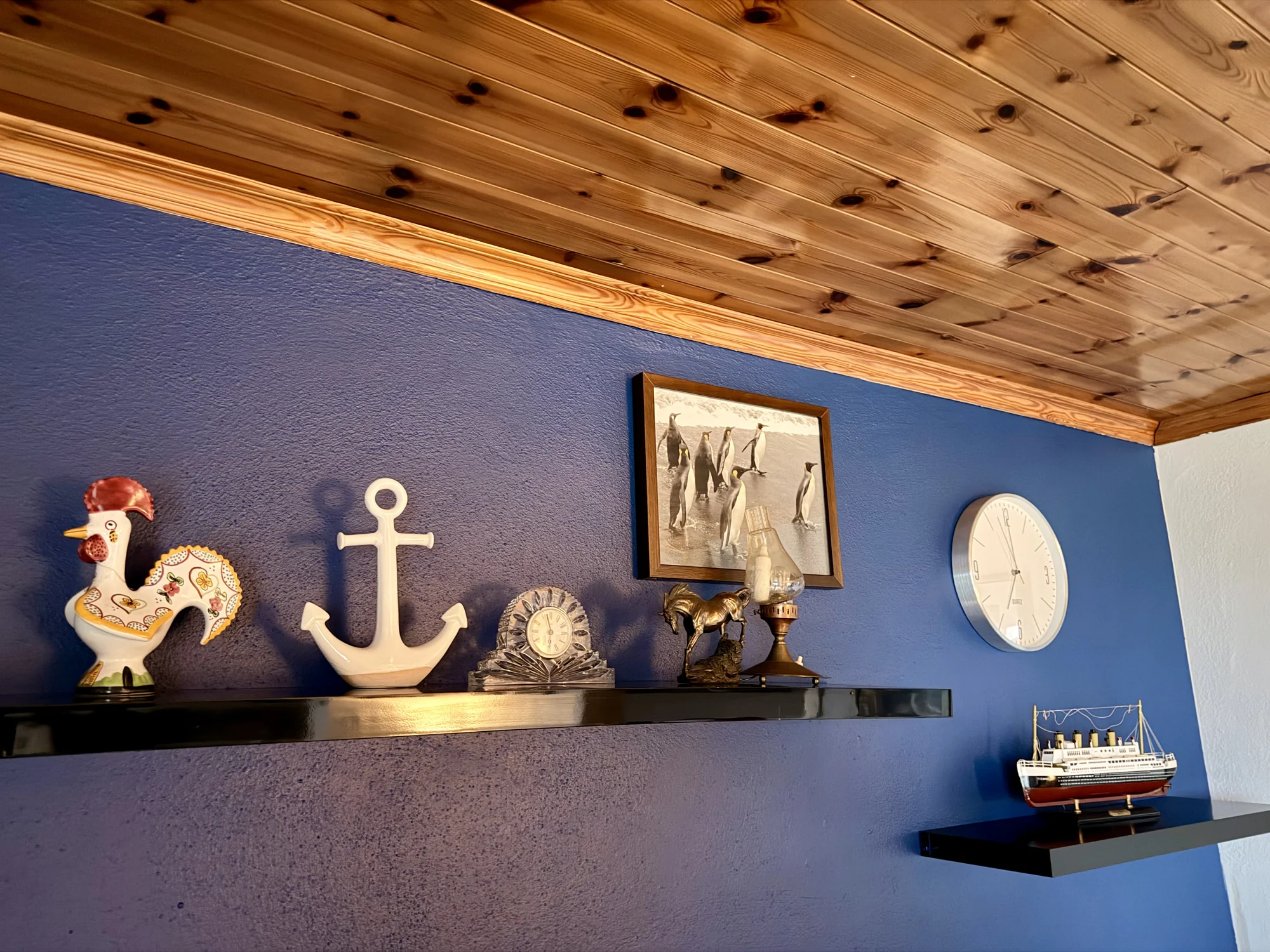 Nautical ornaments on blue living-room walls at Sailor’s Cabin
