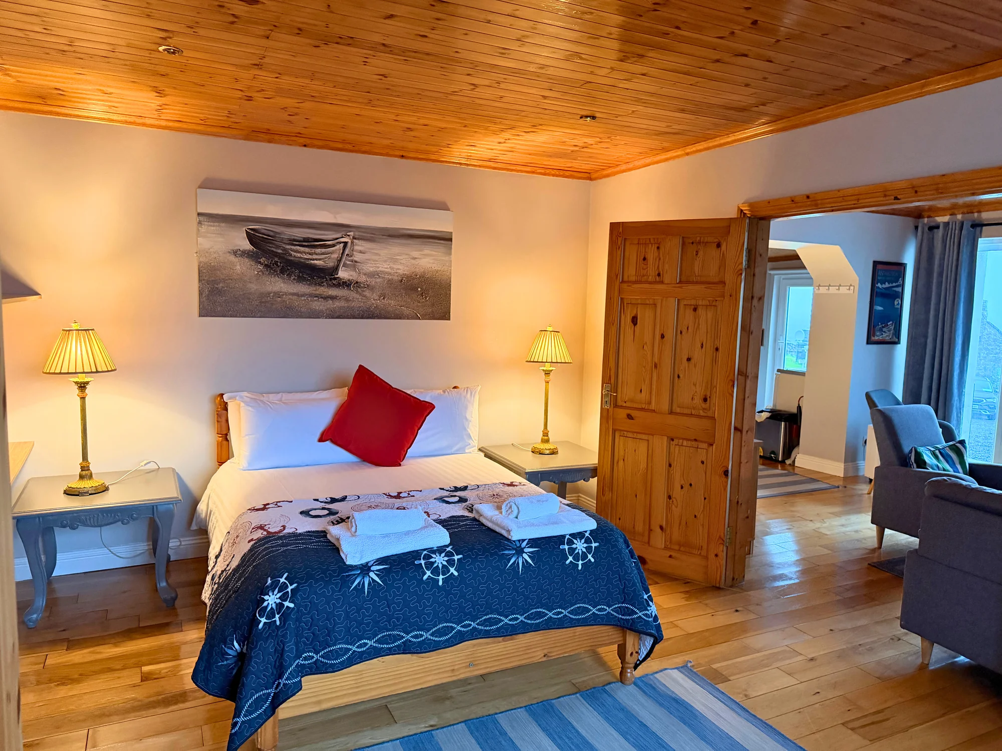 Double bedroom with a wooden ceiling at Sailor’s Cabin